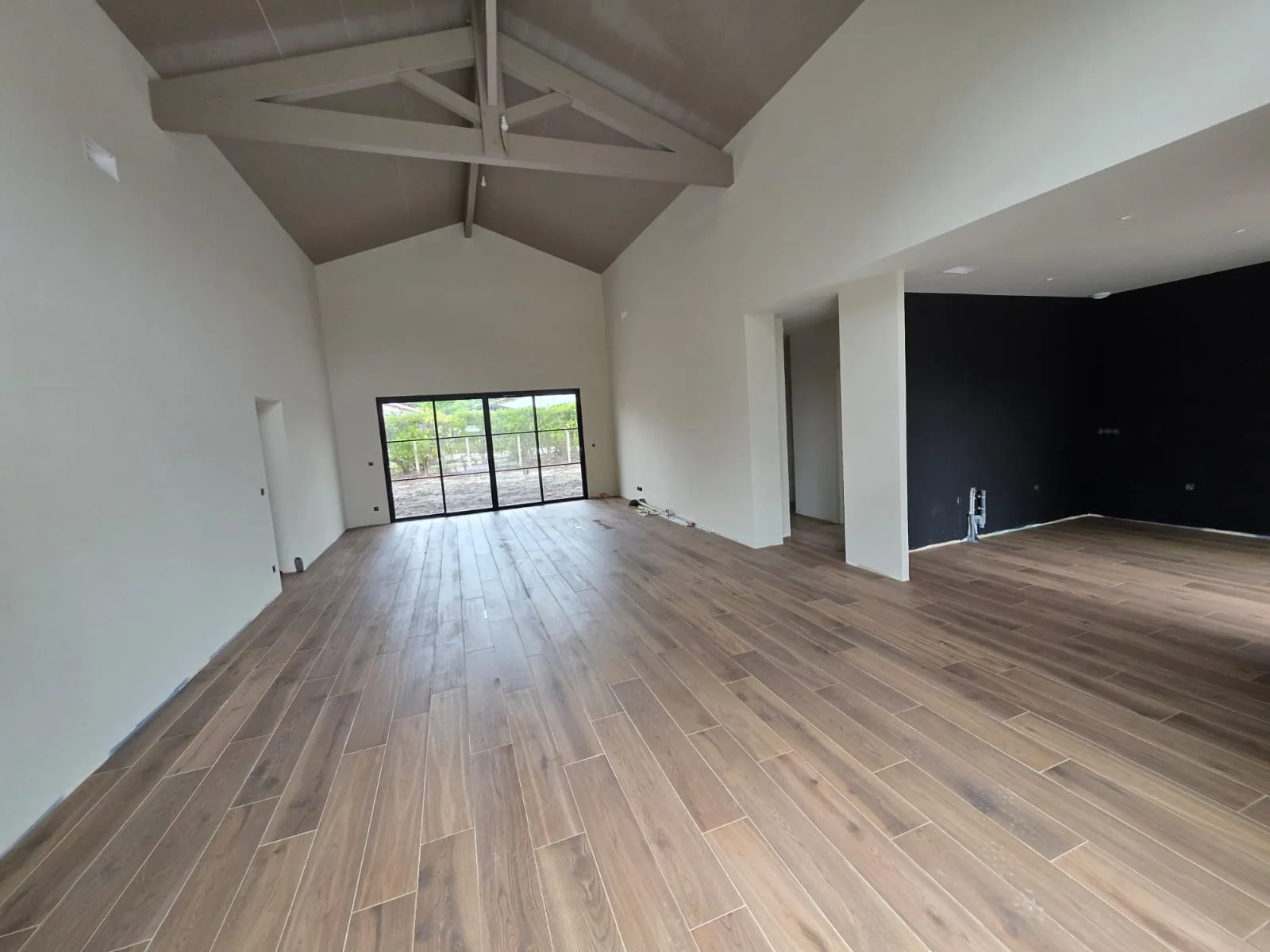 Rénovation intérieure avec poutres en bois apparentes